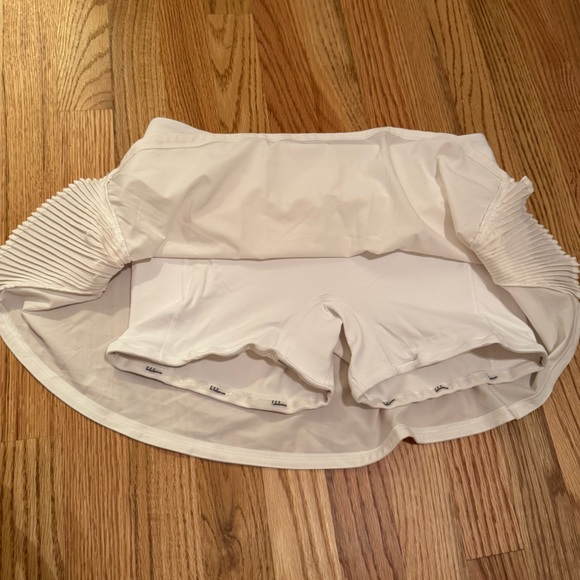 Lululemon Play Off The Pleats Tennis Skirt in White, Size 8 - Picture 3 of 7